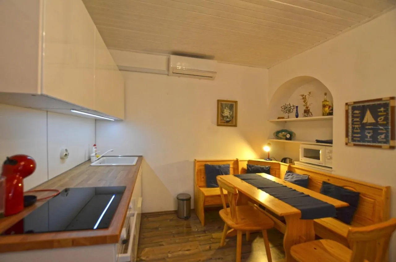 Nella Apartment 罗维尼